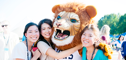 Students with NUMA the Lion