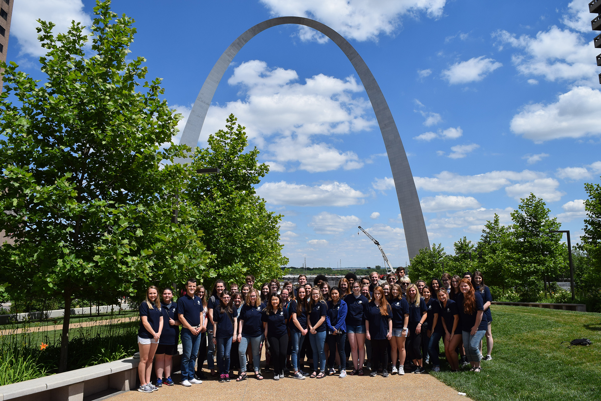 Myles Friedman Honors Program students stand in front of the famous Gateway Arch in St. Louis, Missouri.