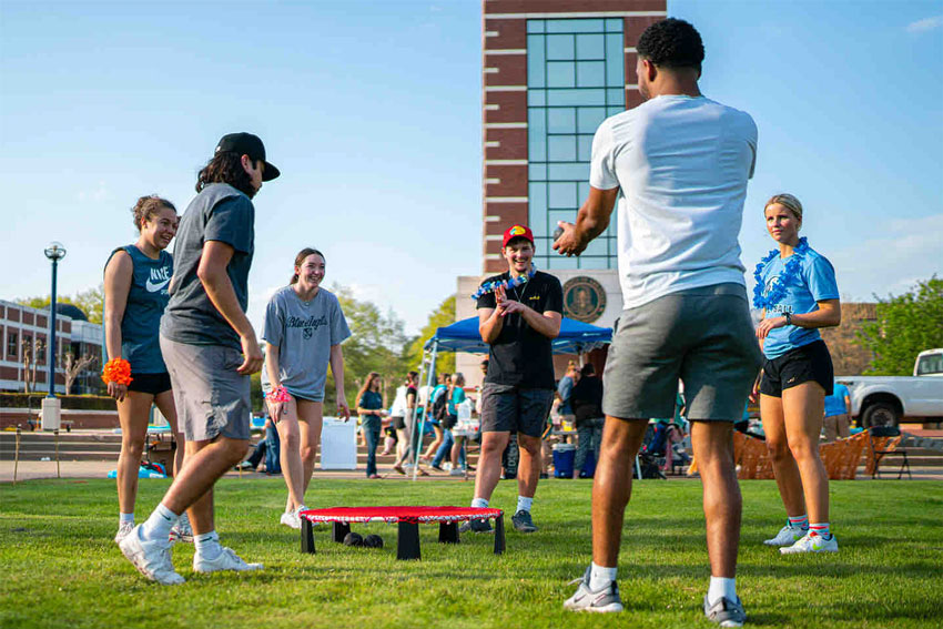 UAFS students gather to play Spikeball during Welcome Week 2022 on the Campus Green