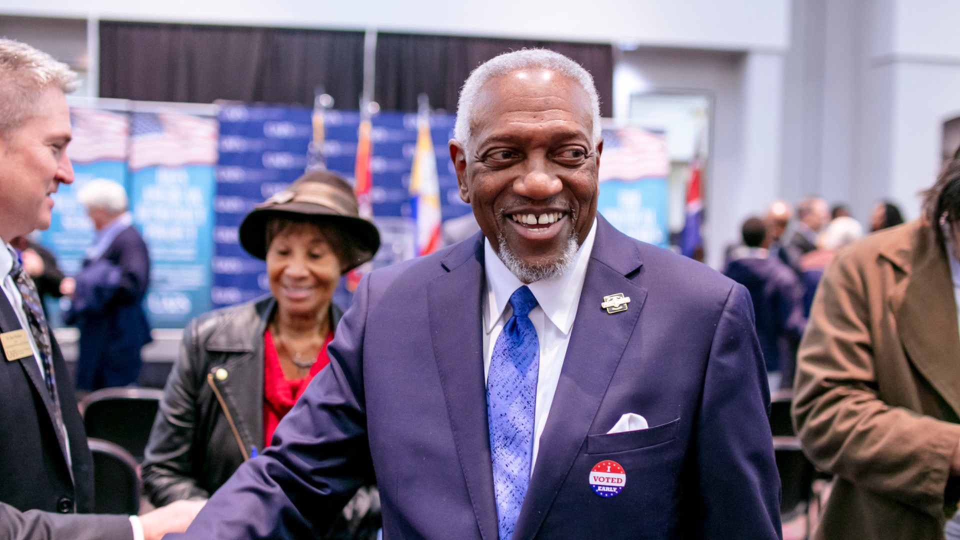 Mayor McGill shakes hands at a UAFS Democracy Project event.